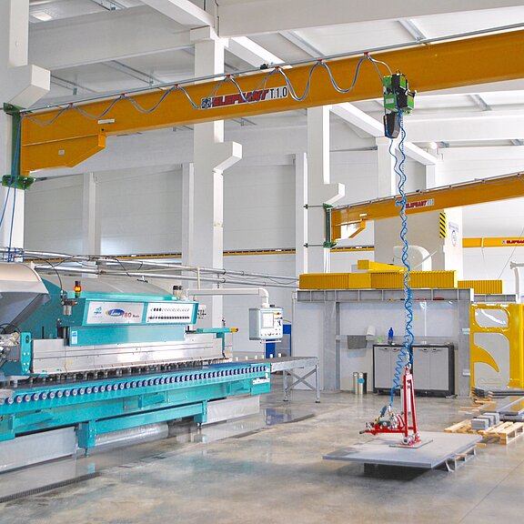 Radialkran an Betonsäule befestigt