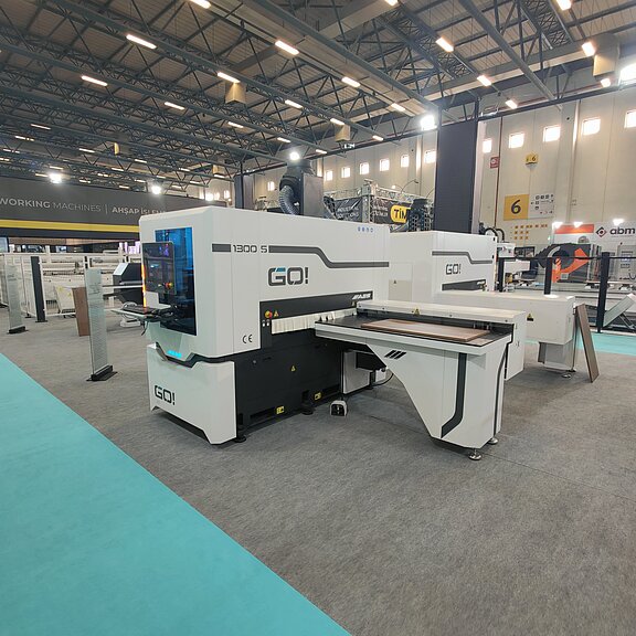 Aes Durchlauf cnc für den Möbelbau Go M (Messemaschine)