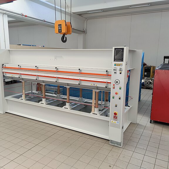 UMUR Furnierpresse UP110  3500 x 1300 Elektro Öl Heizplattenpresse